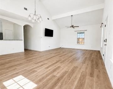 316 Mark Street - Photo Thumbnail 6