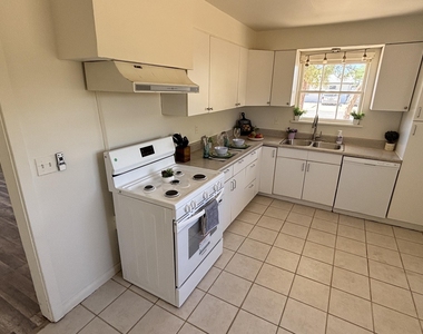 2528 E Hartford Avenue - Photo Thumbnail 6