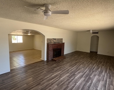 2528 E Hartford Avenue - Photo Thumbnail 4