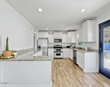 1415 W 7th Street - Photo Thumbnail 3