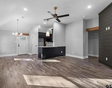 1204 Poplar Street - Photo Thumbnail 2