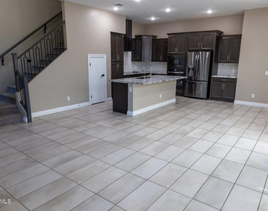 2462 E Lovebird Lane - Photo Thumbnail 9