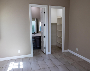 2462 E Lovebird Lane - Photo Thumbnail 3