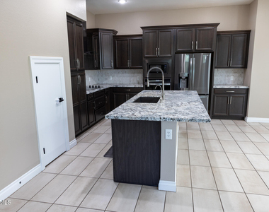2462 E Lovebird Lane - Photo Thumbnail 12