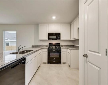 9724 Skyhawk Avenue - Photo Thumbnail 6