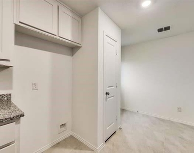 9724 Skyhawk Avenue - Photo Thumbnail 4