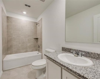 9724 Skyhawk Avenue - Photo Thumbnail 3