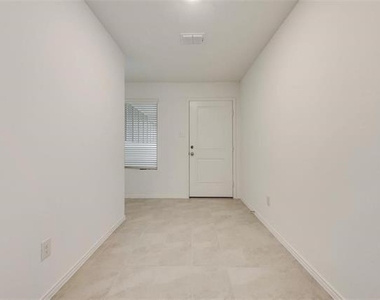 9724 Skyhawk Avenue - Photo Thumbnail 5