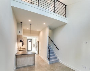 2702 N Carroll Avenue - Photo Thumbnail 17