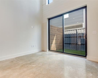 2702 N Carroll Avenue - Photo Thumbnail 16