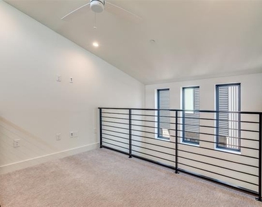 2702 N Carroll Avenue - Photo Thumbnail 22