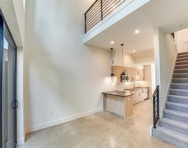 2702 N Carroll Avenue - Photo Thumbnail 18