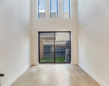 2702 N Carroll Avenue - Photo Thumbnail 15