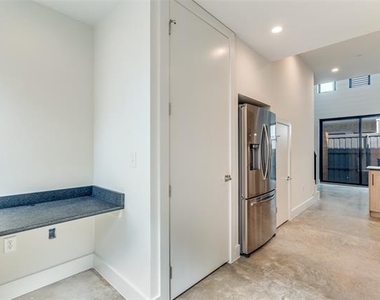 2702 N Carroll Avenue - Photo Thumbnail 21