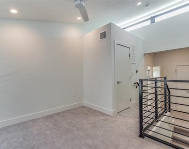2702 N Carroll Avenue - Photo Thumbnail 23