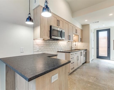 2702 N Carroll Avenue - Photo Thumbnail 20