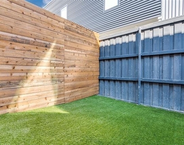 2702 N Carroll Avenue - Photo Thumbnail 25