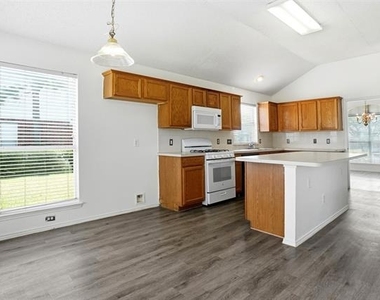 3215 Elmwood Drive - Photo Thumbnail 5