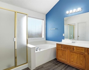 3215 Elmwood Drive - Photo Thumbnail 8