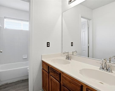 3215 Elmwood Drive - Photo Thumbnail 13