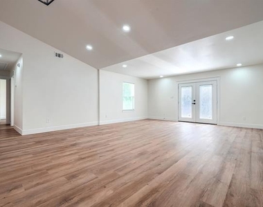 7009 Moss Rose Court - Photo Thumbnail 8