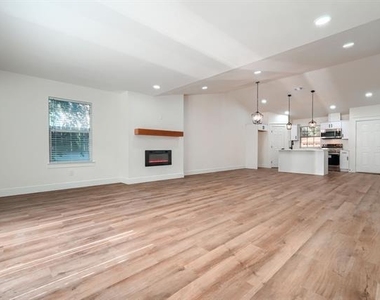 7009 Moss Rose Court - Photo Thumbnail 10