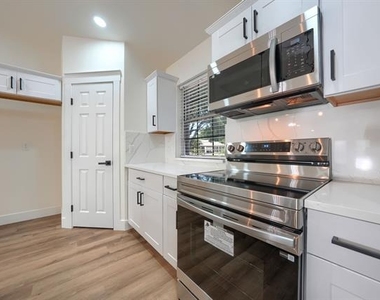 7009 Moss Rose Court - Photo Thumbnail 6