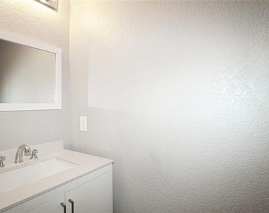 4006 Collin Court - Photo Thumbnail 12