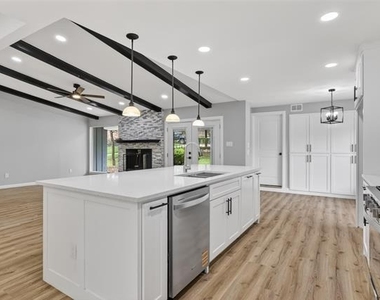 3204 Greenbriar Lane - Photo Thumbnail 5