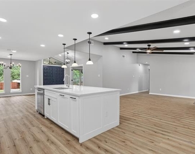3204 Greenbriar Lane - Photo Thumbnail 2