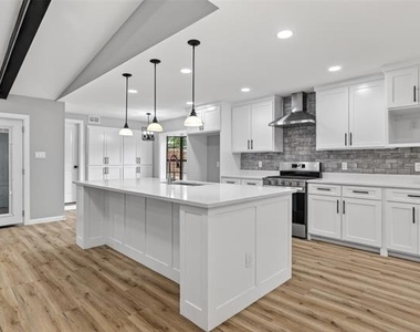 3204 Greenbriar Lane - Photo Thumbnail 9