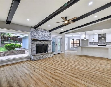 3204 Greenbriar Lane - Photo Thumbnail 4
