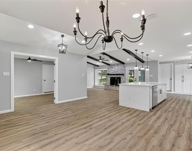 3204 Greenbriar Lane - Photo Thumbnail 6