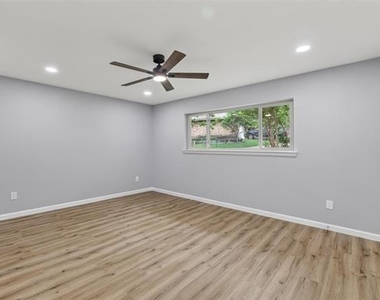 3204 Greenbriar Lane - Photo Thumbnail 12