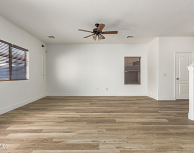 7007 W Mercer Lane - Photo Thumbnail 2