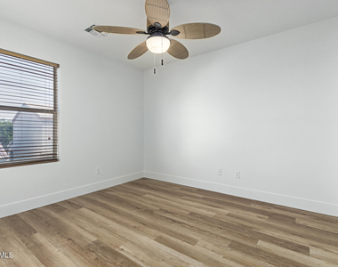 7007 W Mercer Lane - Photo Thumbnail 13