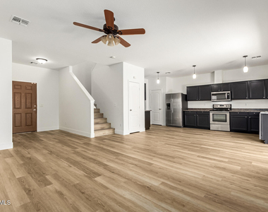7007 W Mercer Lane - Photo Thumbnail 4
