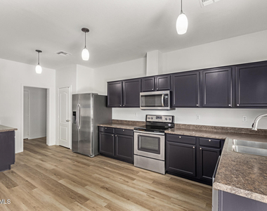 7007 W Mercer Lane - Photo Thumbnail 6
