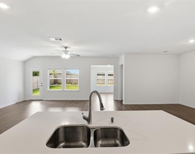 415 Boston Road - Photo Thumbnail 7