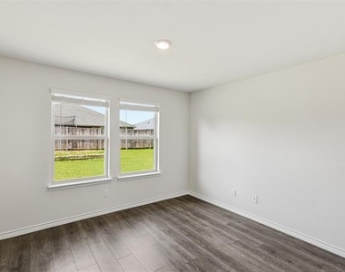 415 Boston Road - Photo Thumbnail 31