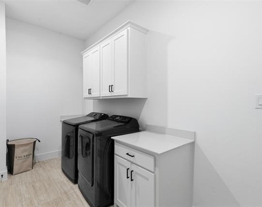 1860 Ellington Drive - Photo Thumbnail 18