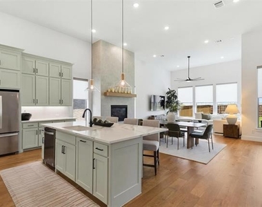 1860 Ellington Drive - Photo Thumbnail 7