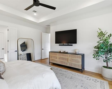 1860 Ellington Drive - Photo Thumbnail 14