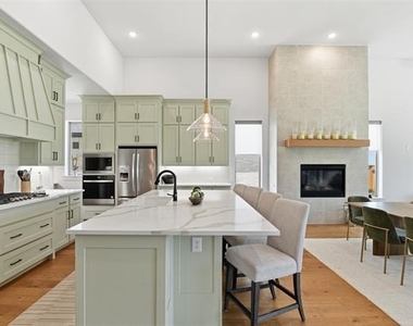 1860 Ellington Drive - Photo Thumbnail 8