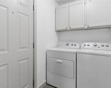 5517 Castleview Lane - Photo Thumbnail 16