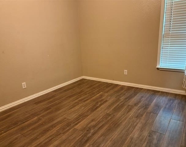 700 Stonedale Drive - Photo Thumbnail 4