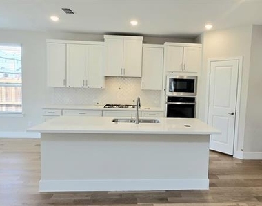 3010 Eleanor Drive - Photo Thumbnail 6