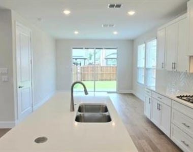 3010 Eleanor Drive - Photo Thumbnail 8