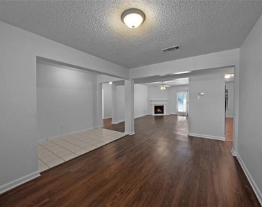 2910 Chisholm Trail - Photo Thumbnail 3