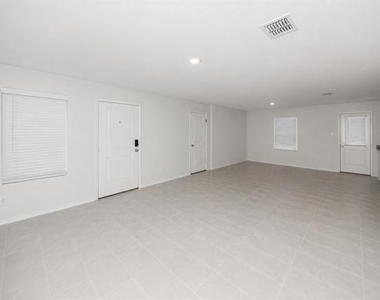 2800 Slatewood Drive - Photo Thumbnail 8